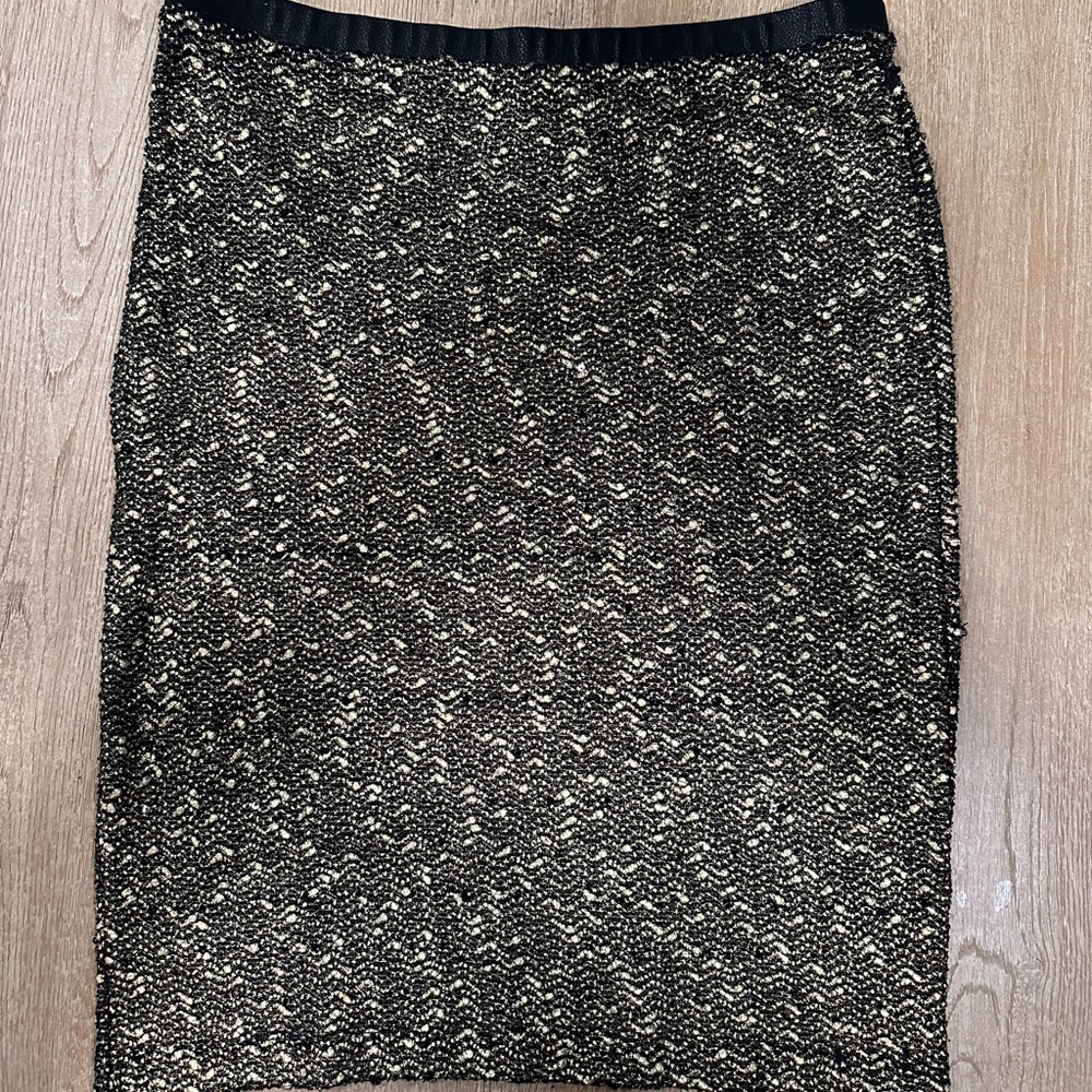 Black/gold stretch woman’s large skirt. Worn once
